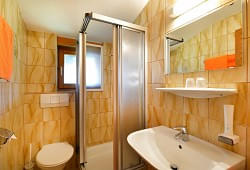 pensionaloisiascheffauamtrattenbach3familiestockzimmer10badezimmer.jpg